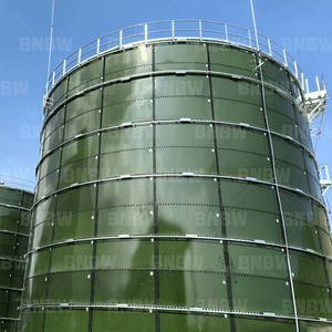 Glasfodrad ståltank med toppmonterad gashållare för biogas och avloppsvattenanvändning