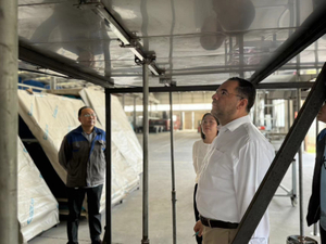 与液体内部浮动屋顶完全连接的不锈钢 